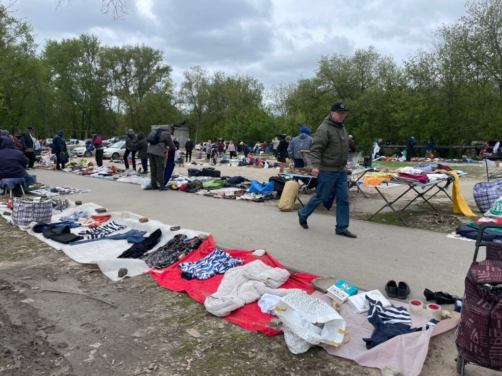 Нижегородцы устроили стихийный рынок на месте рухнувшего дома на Самочкина - фото 1