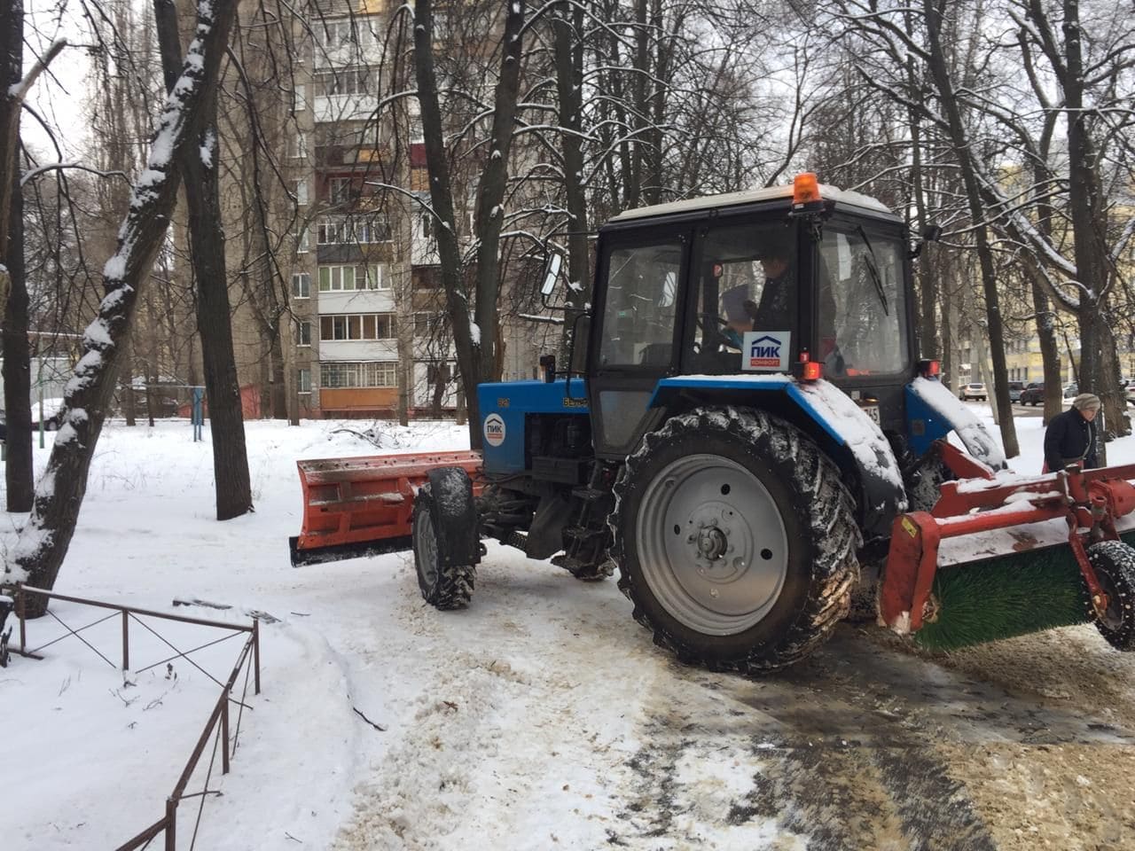 В Воронеже наконец выпал снег. Коммунальщики встретили смену погоды во всеоружии - фото 1
