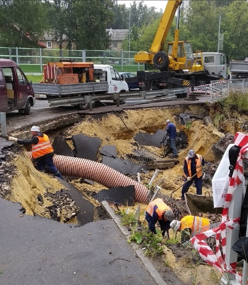 Асфальтированный тротуар в Сарове размыло дождем - фото 1
