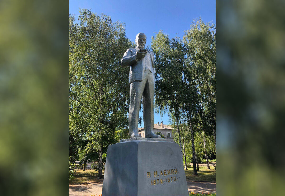 Известный блогер заметил статую Ленина «с Айфоном» в Нижегородской области - фото 2