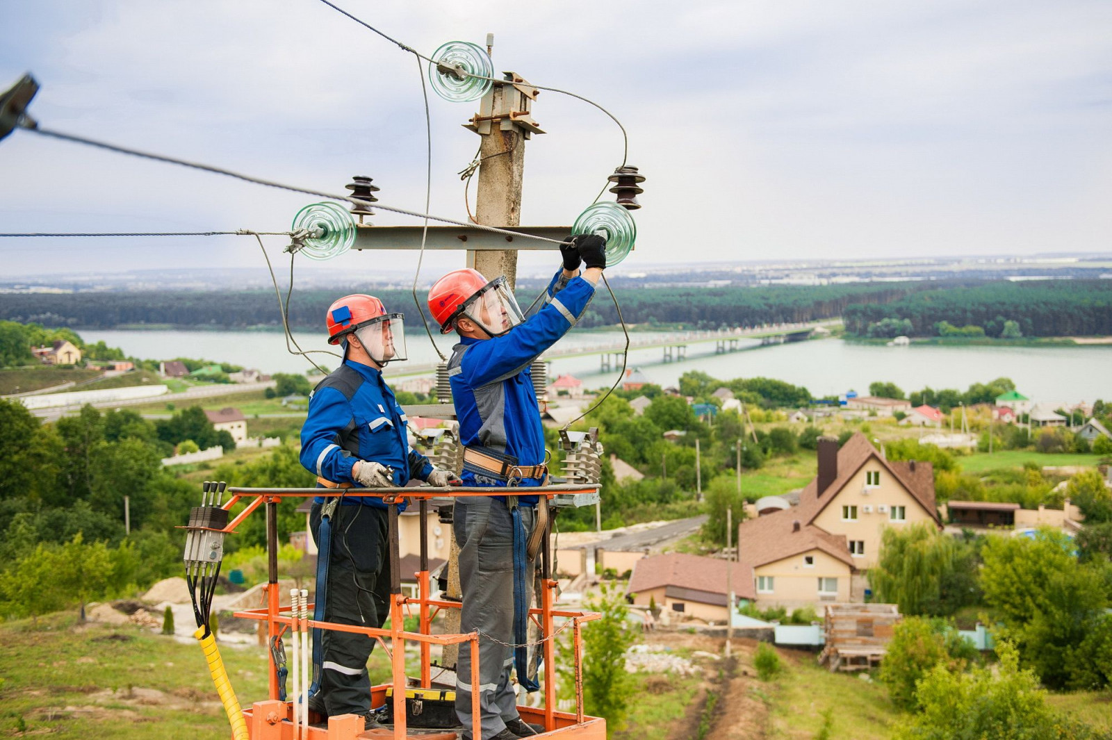 За полгода в Ростовской области энергетики отремонтировали свыше 160 км ЛЭП и 47 подстанций - фото 1