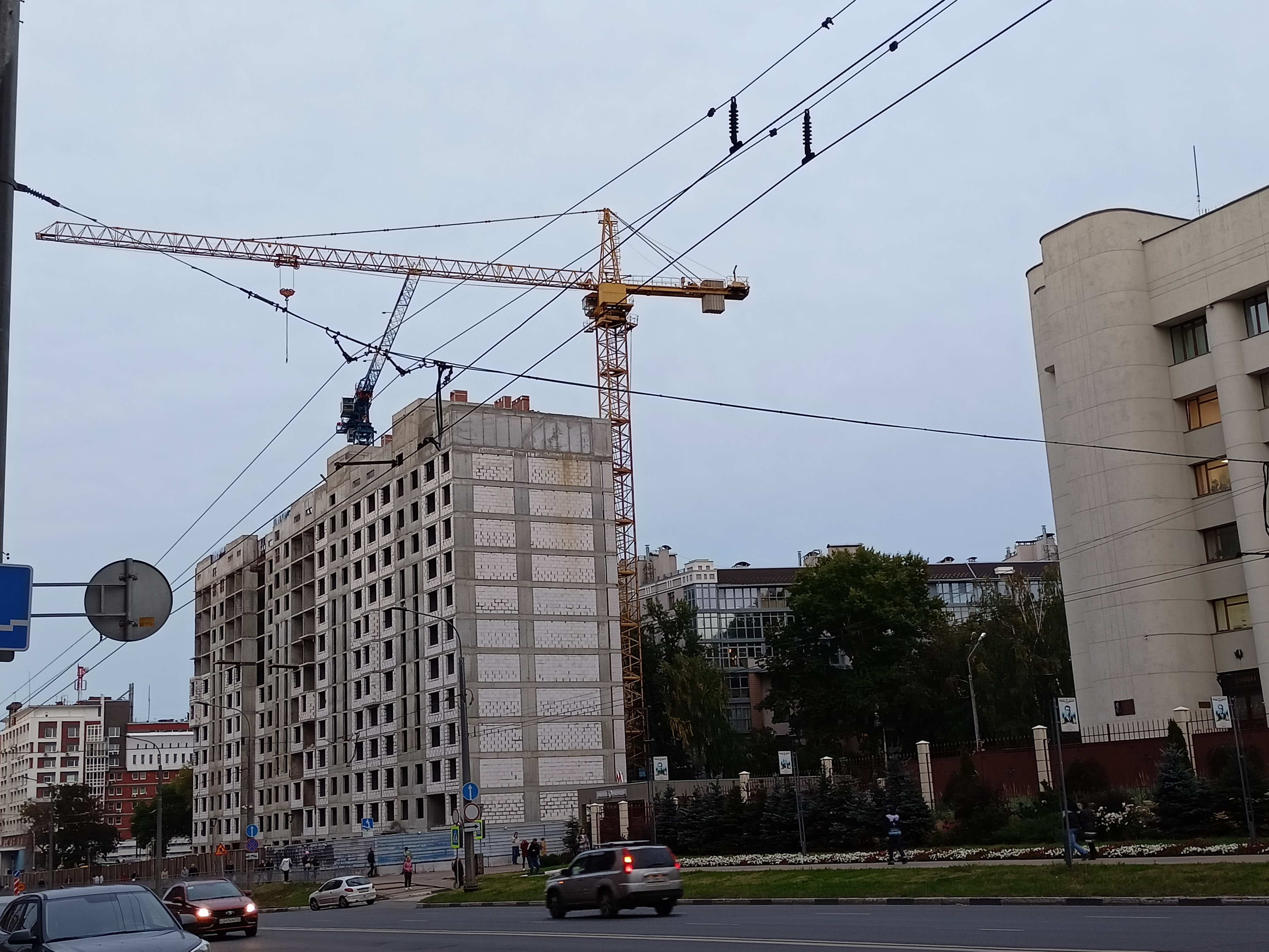 Демонтаж опасных кранов начался на стройплощадке в центре Нижнего Новгорода - фото 1