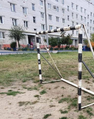 Ребенок получил травму из-за падения футбольных ворот на детской площадке в Заволжье - фото 1
