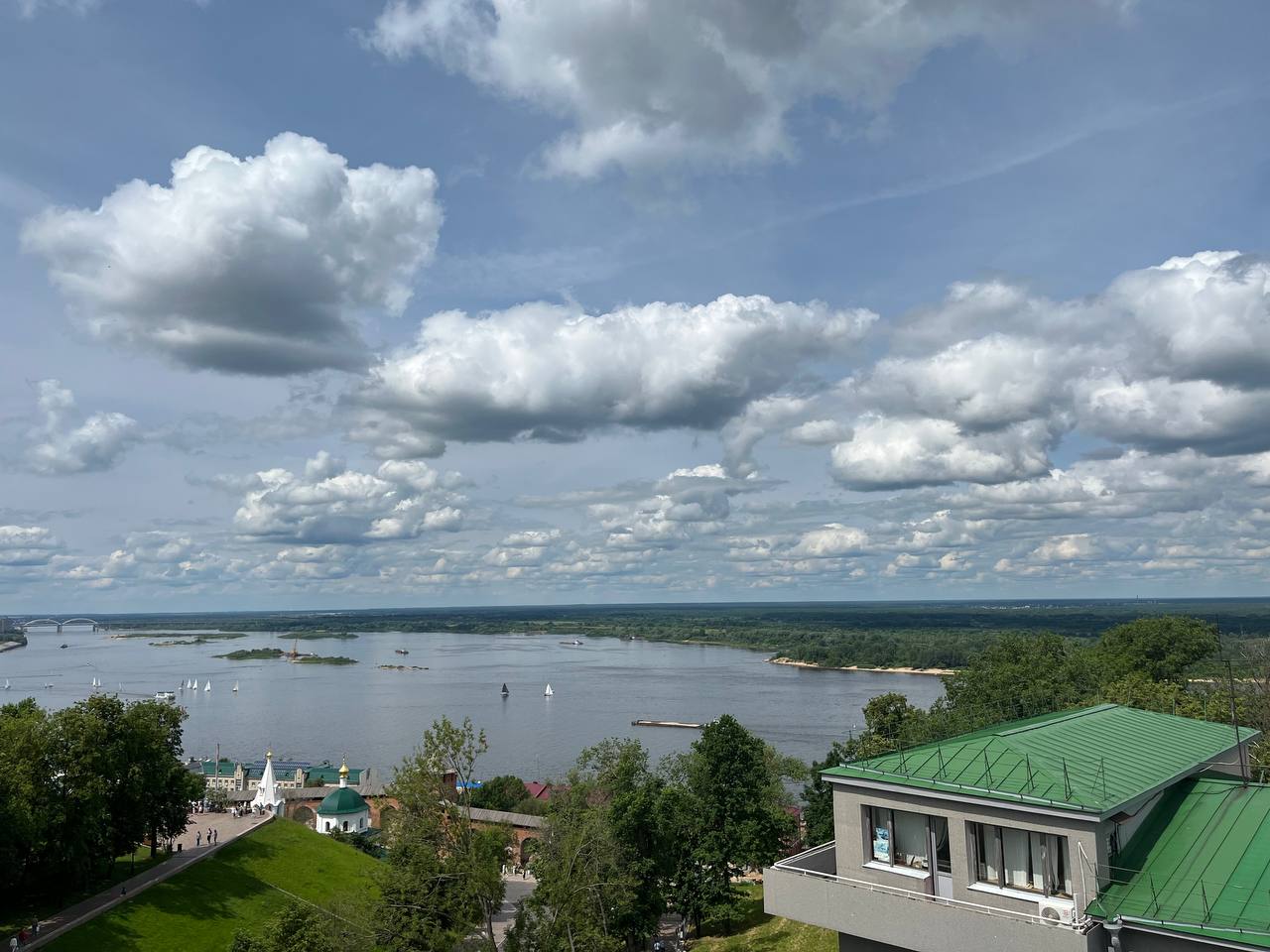 Нижегородцы снова страдают от невыносимого запаха гари и канализации  - фото 1