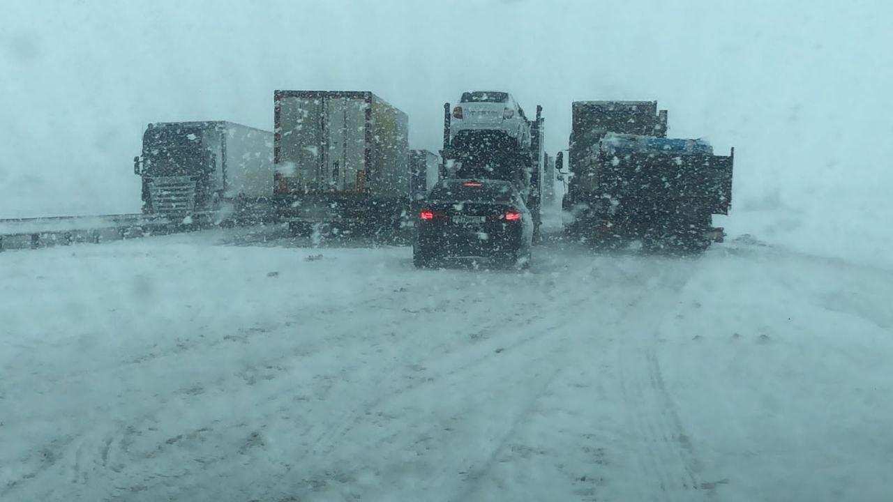 На трассе М-4 в Каменском районе ограничили проезд для большегрузов из-за снегопада - фото 1