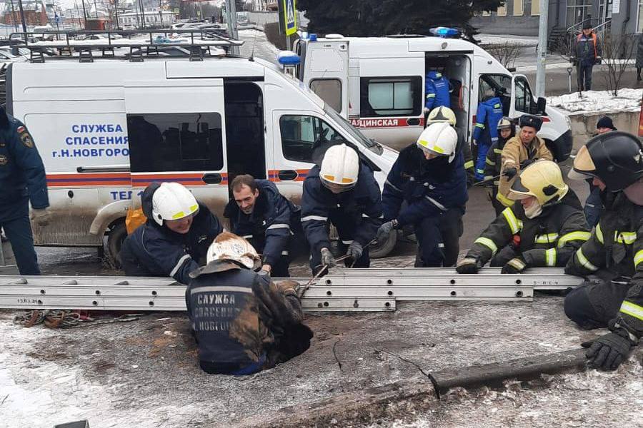 Нижегородец провалился в 10-метровую яму около стадиона на Стрелке - фото 1