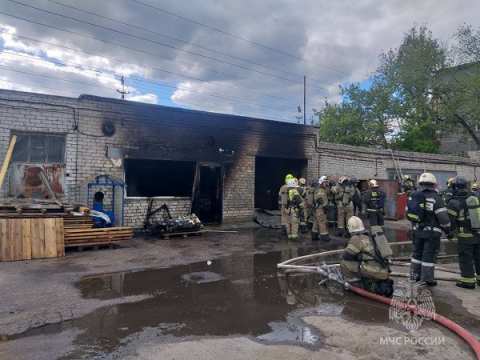 Здание склада загорелось в Московском районе Нижнего Новгорода 