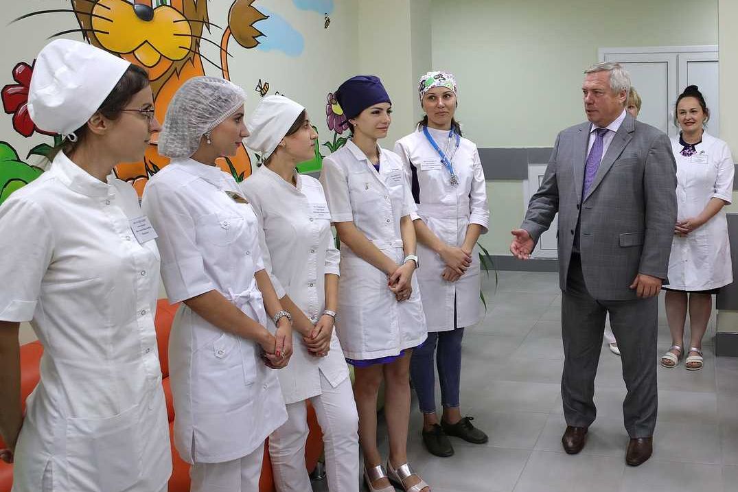 Губернатор Дона Василий Голубев поручил ускорить обеспечение жильем молодых медиков