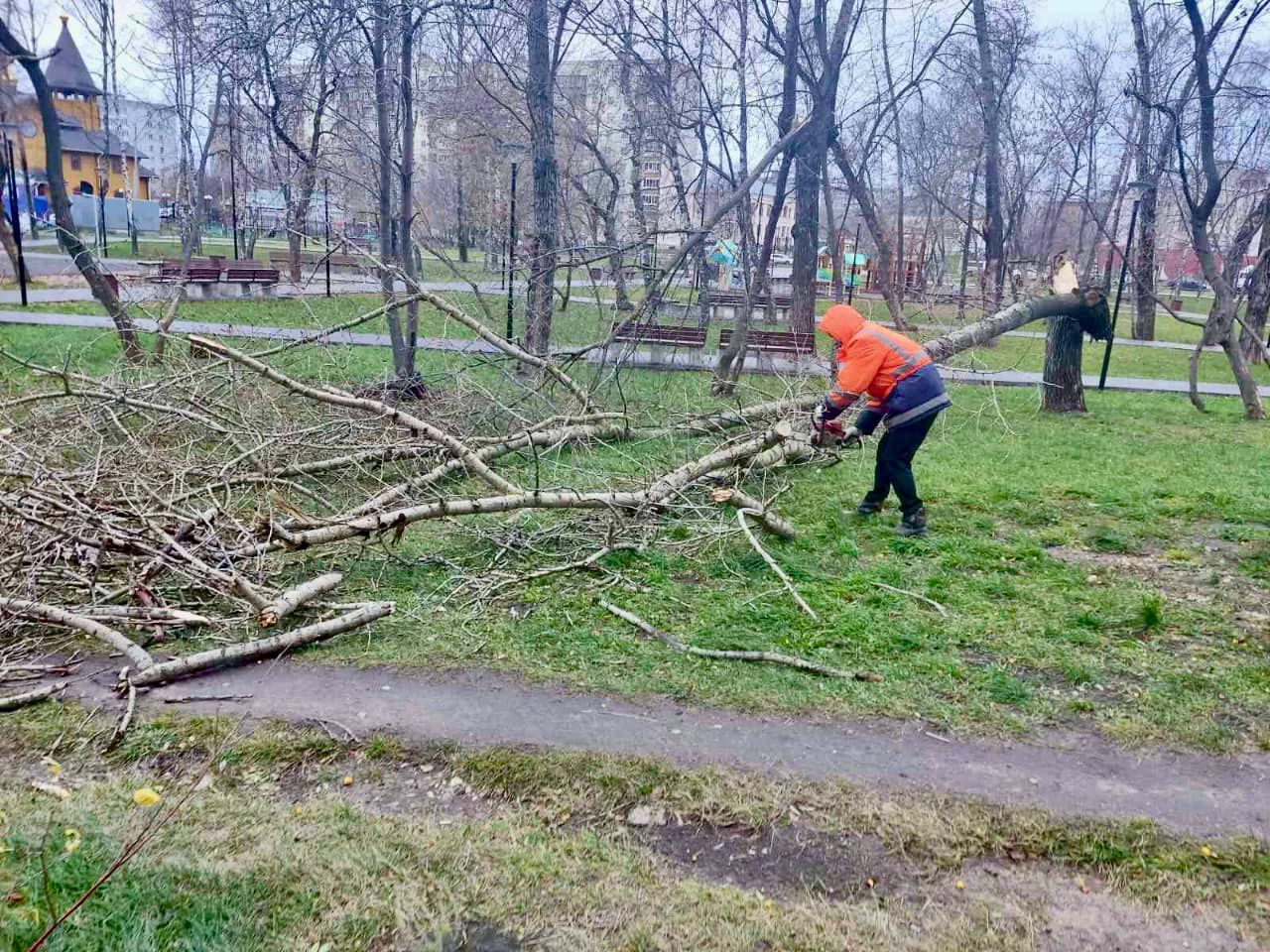 Коммунальщики устраняют последствия урагана в Нижнем Новгороде